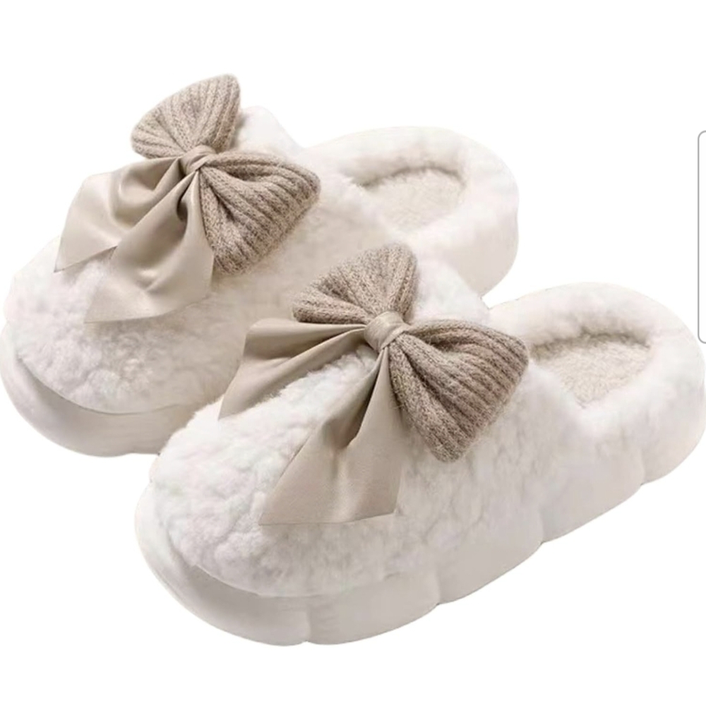 NWOT Plush Women's Cream House Slippers with Beige Bow Accent - Size 6.5-7.5